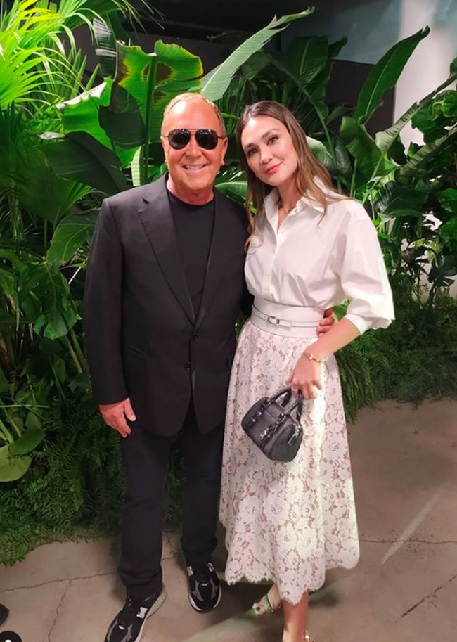 Luna pun berkesempatan berpose dengan sang desainer. Foto: dok. Instagram/@lunamaya