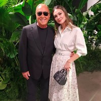 Luna pun berkesempatan berpose dengan sang desainer. Foto: dok. Instagram/@lunamaya