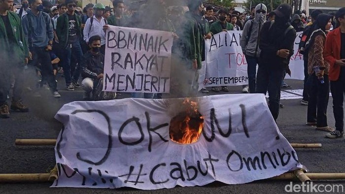 Mahasiswa di Makassar membakar keranda mayat Jokowi saat unjuk rasa menolak harga BBM naik.