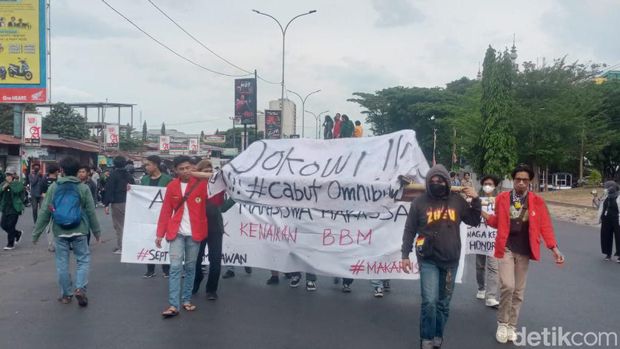 Mahasiswa Makassar bawa keranda mayat Jokowi saat demo tolak harga BBM naik di Makassar.