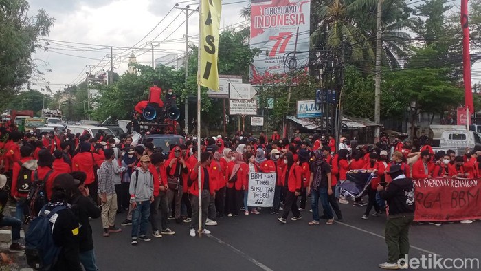 Mahasiswa Unhas long march ke Fly Over tolak kenaikan harga BBM.
