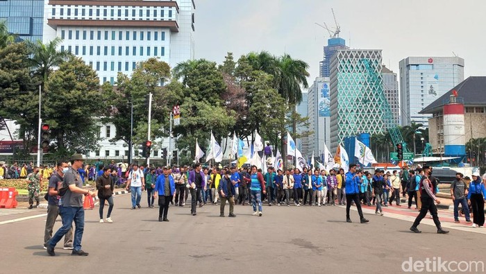 Massa aksi yang tergabung dalam BEM SI berdatangan ke kawasan Patung Kuda, Jakpus. Mereka menuntut penolakan kenaikan harga BBM. (Anggi M/detikcom)