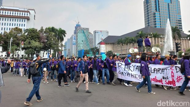 Massa aksi yang tergabung dalam BEM SI berdatangan ke kawasan Patung Kuda, Jakpus. Mereka menuntut penolakan kenaikan harga BBM. (Anggi M/detikcom)