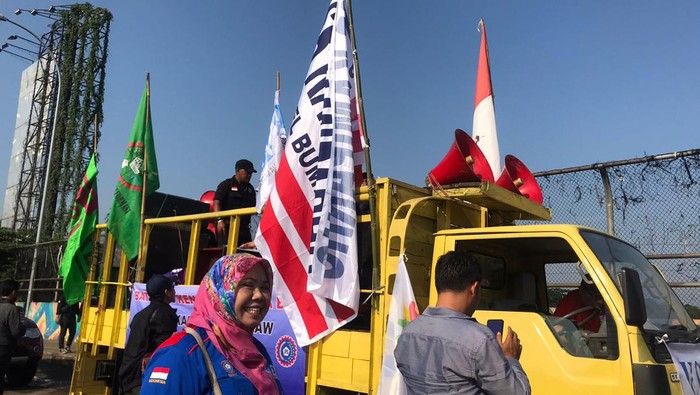 Massa buruh bersiap konvoi di Jl Raya Bogor untuk demo BBM di depan Balai Kota Depok dan DPRD Kota Depok.