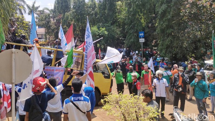 Massa buruh yang demo menolak kenaikan harga BBM berpindah ke Gedung DPRD Kota Depok. Massa menuntut kenaikan upah minimum kota (UMK) sebesar 15%. (Dwi R/detikcom)