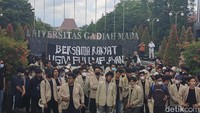 Nanti di jalan ketemu sama teman-teman massa aksi yang lain sudah ada yang menunggu di jalan, ungkapnya. Foto: Jauh Hari Wawan S/detikJateng