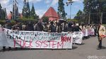 Massa Mahasiswa Demo Kenaikan BBM di Bundaran UGM
