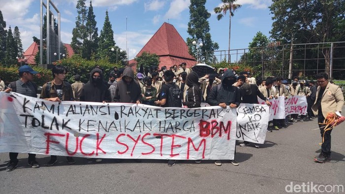 Massa Mahasiswa Demo Kenaikan Bbm Di Bundaran Ugm