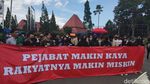 Massa Mahasiswa Demo Kenaikan BBM di Bundaran UGM