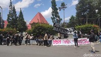 Pantauan detikJateng, di Bundaran UGM, Kamis (15/9/2022) siang, massa aksi yang terdiri dari berbagai elemen masyarakat seperti gabungan mahasiswa dari beberapa kampus di Jogja. Foto: Jauh Hari Wawan S/detikJateng