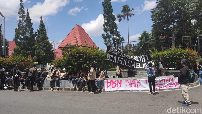 Massa demo harga BBM di Bunderan UGM, Kamis (15/9/2022).