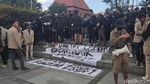 Massa Mahasiswa Demo Kenaikan BBM di Bundaran UGM