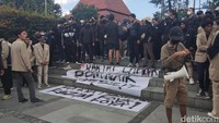 Ini nanti yang berangkat dari sini ada UNY, Amikom, UTY dan UGM, kata korlip aksi UGM, Feri Agung Hermawan, Kamis (15/9/2022). Foto: Jauh Hari Wawan S/detikJateng
