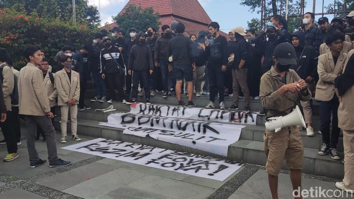 Massa mahasiswa peserta demo harga BBM di bunderan UGM, Sleman, Kamis (15/9/2022).