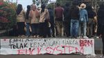 Massa Mahasiswa Demo Kenaikan BBM di Bundaran UGM