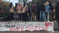 Mereka sudah mulai berkumpul sejak sebelum pukul 12.00 WIB. Selanjutnya massa akan melakukan long march dari Bundaran UGM menuju Malioboro. Foto: Jauh Hari Wawan S/detikJateng