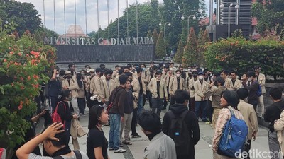 Massa Mahasiswa Demo Kenaikan BBM di Bundaran UGM