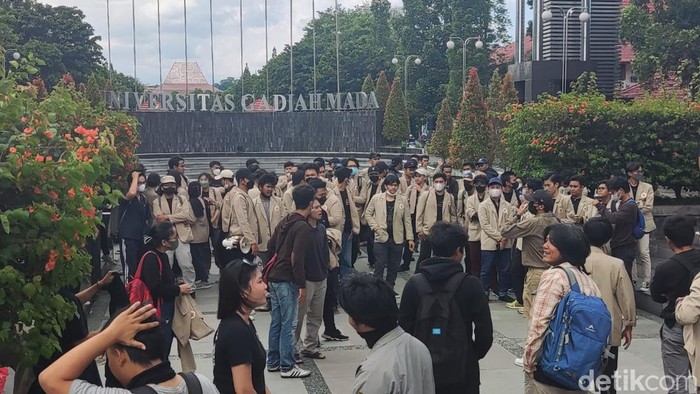 Massa mahasiswa peserta demo harga BBM di bunderan UGM, Sleman, Kamis (15/9/2022).