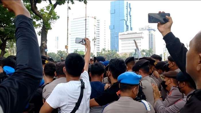 Massa demonstran tolak kenaikan BBM mendorong polisi yang berjaga di Patung Kuda Jakarta Pusat