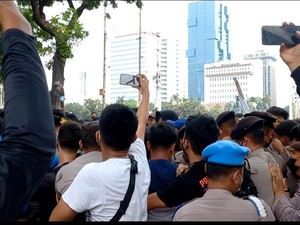 Demo Tolak Kenaikan BBM di Patung Kuda, Massa Dorong Polisi yang Berjaga