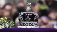 Mahkota Ratu Elizabeth II memiliki berat hingga lima pon atau 2,26 kg. (Justin Tallis/Pool Photo via AP).