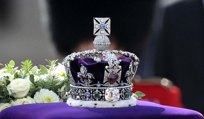 Ratu Elizabeth II memiliki mahkota bertakhtakan lebih dari 3.000 batu permata. Yuk lihat lebih dekat mahkota tersebut.