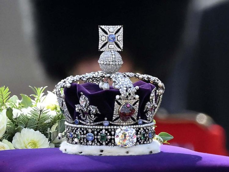 Melihat dari Dekat Mahkota Bertabur Permata Ratu Elizabeth II