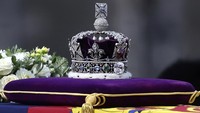 Secara total, Imperial State Crown bertakhtakan 2.868 berlian, 17 batu safir, 11 batu zamrud, 269 mutiara dan empat batu ruby. (Richard Heathcote/Pool Photo via AP).
