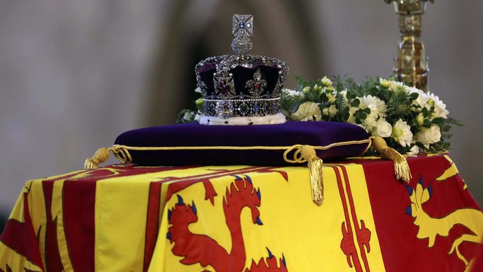 Melihat dari Dekat Mahkota Bertabur Permata Ratu Elizabeth II Ratu Elizabeth II memiliki mahkota bertakhtakan lebih dari 3.000 batu permata. Yuk lihat lebih dekat mahkota tersebut.