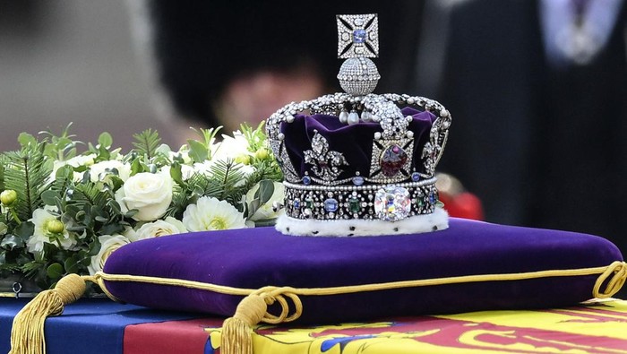 Melihat dari Dekat Mahkota Bertabur Permata Ratu Elizabeth II Ratu Elizabeth II memiliki mahkota bertakhtakan lebih dari 3.000 batu permata. Yuk lihat lebih dekat mahkota tersebut.