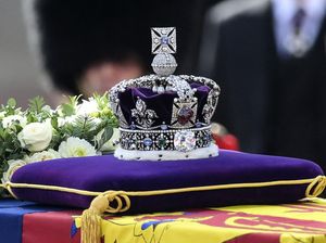 Keistimewaan Mahkota Berlian di Atas Peti Jenazah Ratu Elizabeth II