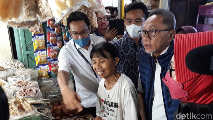 Menteri Perdagangan Zulkifli Hasan blusukan ke Pasar Gede Solo untuk mengecek harga bahan pokok usai kenaikan harga BBM, Kamis (15/9/2022). Dia kaget ketika menemukan minyak goreng subsidi bermerek Minyakita dijual mahal.