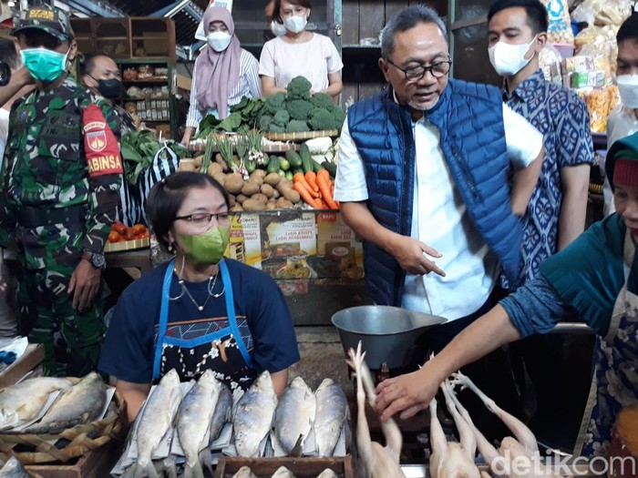 Menteri Perdagangan Zulkifli Hasan (Zulhas) di Pasar Gede, Solo, Kamis (15/9/2022).