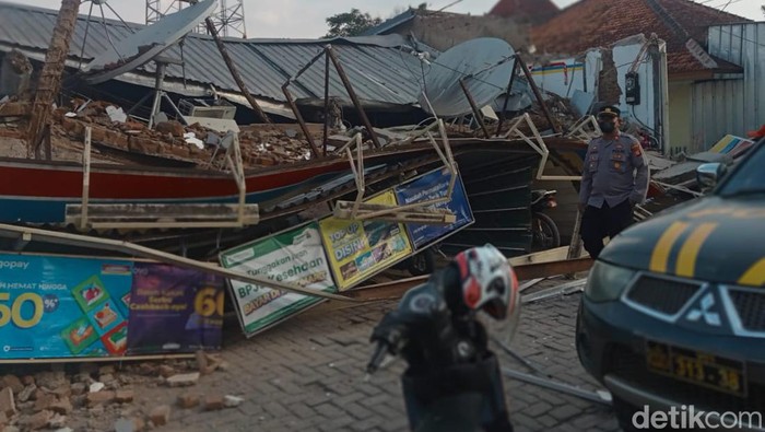 Minimarket di Kabupaten Bandung runtuh.