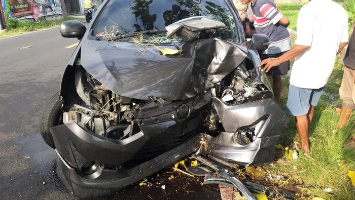 Mobil yang kecelakaan tunggal di Jalan Parangtritis, Kapanewon Pundong, Kabupaten Bantul, Kamis (15/9/2022).