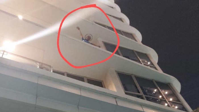 Petugas pemadam kebakaran DKI Jakarta berhasil menyelamatkan seorang warga negara asing (WNA) yang mencoba bunuh diri dari sebuah apartemen di Kembangan, Jakarta Barat. Petugas sukses mengevakuasi WNA itu setelah mengerahkan 4 personel.