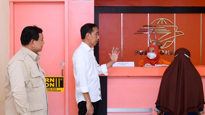 Momen Jokowi bareng Prabowo bagi-bagi BLT BBM Momen Jokowi bareng Prabowo bagi-bagi BLT BBM