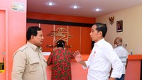 Jokowi tampak berbincang dengan Jokowi di sela-sela pengecekan BLT BBM. Mengutip keterangan Biro Pers Sekretariat Presiden, Jokowi menyampaikan pemerintah telah menyalurkan bantuan langsung tunai (BLT) bahan bakar minyak (BBM) kepada para penerima manfaat di 461 kabupaten/kota di Tanah Air. Foto: Muchlis Jr - Biro Pers Sekretariat Presiden