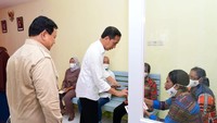 Menhan Prabowo turut mendampingi Jokowi dalam pembagian BLT.Foto: Muchlis Jr - Biro Pers Sekretariat Presiden