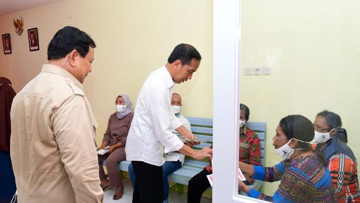 Momen Jokowi bareng Prabowo bagi-bagi BLT BBM