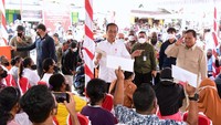 Prabowo Subianto saat mendampingi Jokowi membagikan BLT kepada masyarakat. Prabowo dan Jokowi pada Pilpres 2019 lalu adalah rival. Prabowo yang kalah dari Jokowi kemudian ditunjuk menjadi Menteri Pertahanan. (Foto: Muchlis Jr - Biro Pers Sekretariat Presiden)