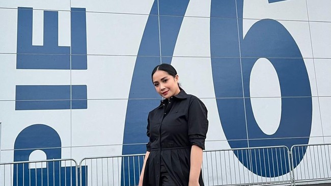Nagita Slavina datang juga ke New York Fashion Week 2022. Tidak hanya menemani Raffi Ahmad di fashion show Erigo, namun Nagita juga diundang hadir di fashion show lainnya. Foto: Instagram/ @raffinagita1717