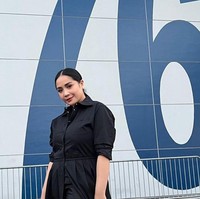 Nagita Slavina datang juga ke New York Fashion Week 2022. Tidak hanya menemani Raffi Ahmad di fashion show Erigo, namun Nagita juga diundang hadir di fashion show lainnya. Foto: Instagram/ @raffinagita1717