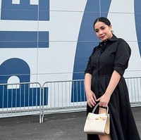 Nagita Slavina datang ke fashion show Tory Burch. Gaya serba hitamnya tersebut menggunakan brand dari Michael Kors. Foto: Instagram/ @raffinagita1717