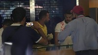 Seseorang dengan senjata mainan menyandera pegawai bank dan memaksa menarik uang tabungan di tengah krisis yang melanda Lebanon. Sekitar tiga perempat dari populasi telah jatuh ke dalam kemiskinan karena ekonomi negara kecil di Timur Tengah itu terus memburuk. AP/Hussein Malla