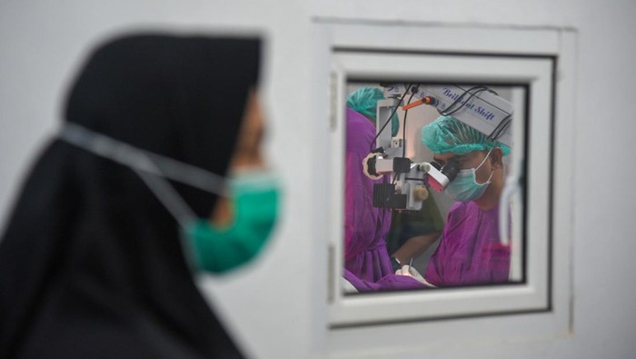 Sejumlah dokter melakukan operasi katarak gratis di RS Bhayangkara, Batangtoru, Tapanuli Selatan, Sumatera Utara, Rabu (14/9/2022). Operasi yang diikuti ratusan pasien katarak tersebut merupakan bagian program pengembangan masyarakat dari PT Agincourt Resources (PTAR), pengelola Tambang Emas Martabe yang bekerja sama dengan RS Khusus Mata Mencirim 77 Kota Medan. ANTARA FOTO/Fransisco Carolio/Ief/foc.