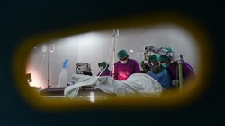 Ratusan pasien mengikuti operasi karatak gratis di RS Bhayangkara, Sumut, Rabu (14/9/2022).