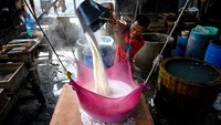 Bubur kedelai yang telah dimasak kemudian disaring untuk mendapatkan sari kedelai (susu kedelai).