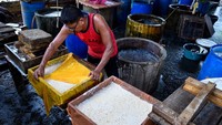 Setelah itu, bubur kedelai yang telah digumpalkan selanjutnya dicetak menjadi tahu. Perajin berharap pemerintah memperpajang program subsidi kacang kedelai senilai Rp 1.000 per kilogram bagi perajin tahun dan tempe.