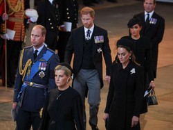 Pangeran Harry dan Meghan Markle memutuskan keluar dari Kerajaan Inggris tahun 2020. Karenanya, saat Ratu Elizabeth II meninggal dunia, Pangeran Harry terlihat hanya memakai pakaian sipil saat menghadiri acara publik. Foto: Getty Images